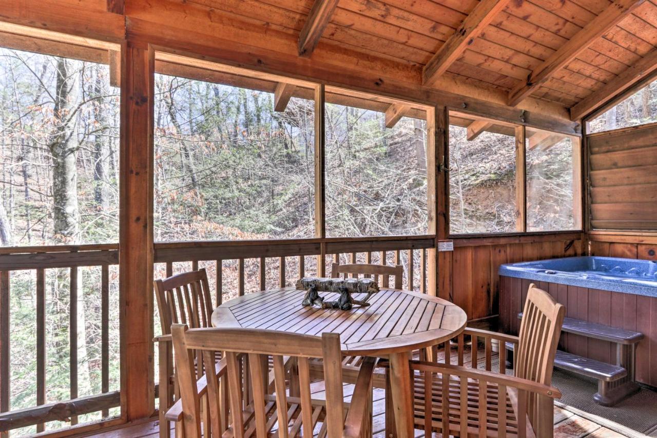 Villa Cozy Cabin With Hot Tub In The Heart Of Pigeon Forge Exterior foto