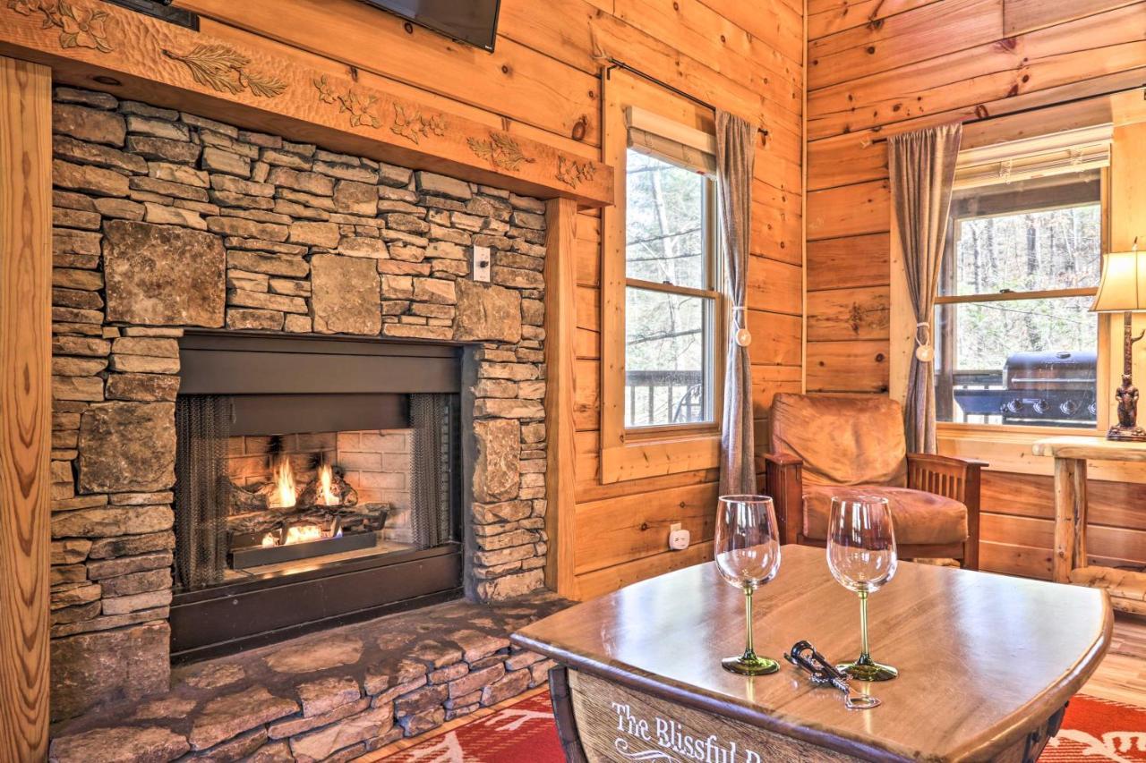 Villa Cozy Cabin With Hot Tub In The Heart Of Pigeon Forge Exterior foto
